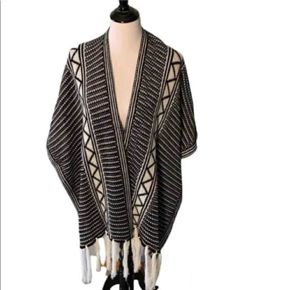 🆕 Francesca's Black/White Zig Zag Cape One Size